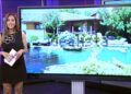 Presentadora de televisión en un plató junto a una gran pantalla que muestra una casa con piscina y jardines - Dónde vive Irene Montero: descubre su hogar en Galapagar