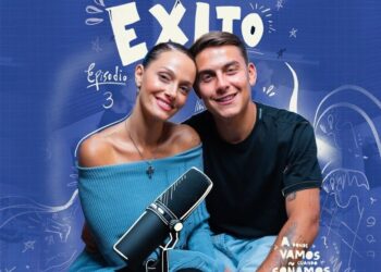 La familia de Oriana Sabatini: secretos, vínculos y sorpresas 15 Pareja sonriente junto a un micrófono sobre fondo azul con ilustraciones y la palabra "Éxito"