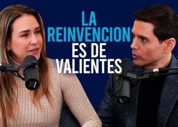 Dos personas en un podcast frente a micrófonos y el texto 'La reinvención es de valientes'; ¿Quién es el esposo de Erika de la Vega? Descubre su historia y más