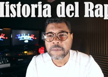 Hombre sentado frente a consolas y monitores en un estudio de grabación con la leyenda Akwid: Descubre de dónde son los pioneros del hip hop en español