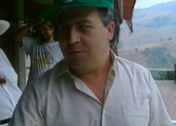 Hombres en una terraza con paisaje montañoso, imagen usada para ilustrar El patrimonio de Pablo Escobar: secretos de su inmensa fortuna.