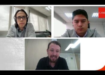 Tres participantes en una videollamada desde oficinas, reunión sobre salarios y política pública.