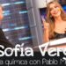 El sorprendente sueldo de Pablo Motos que deja sin palabras 21 Presentador y actriz en un plató televisivo durante una entrevista, gesto sonriente y ambiente dinámico