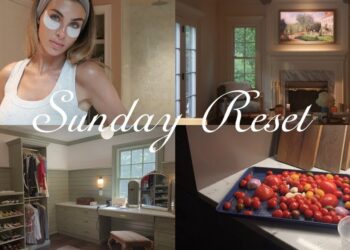 Mujer con parches bajo los ojos en un collage doméstico 'Sunday Reset' que muestra sala acogedora, vestidor ordenado y bandeja de tomates cherry en preparación.