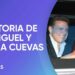 Pareja sonriente dentro de un coche nocturno en una portada de noticias sobre una relación mediática
