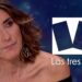 Retrato de una mujer presentadora en primer plano en un plató junto al logo del programa Las tres puertas