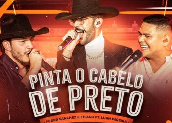 Trío de cantantes en escenario con sombreros y micrófonos y luz cálida, Hijos de Pedro Sánchez: descubre la vida de Ainhoa y Carlota