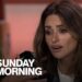 Patrimonio de Penélope Cruz: secretos y cifras sorprendentes 18 Mujer en primer plano durante una entrevista televisiva, gesticulando con expresión seria en un plató