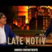 Presentadores en un plató nocturno conversan frente al logo 'Late Motiv', Las parejas de Pepe Navarro: amor, rupturas y secretos revelados