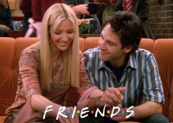 Pareja sonriente sentada en un sofá de cafetería sosteniéndose de la mano: ¿Quién es el esposo de Phoebe? Descubre su historia y curiosidades