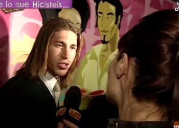 Cuántos hijos tiene Pilar Rubio: descubre su hermosa familia en una entrevista televisiva frente a un mural colorido.