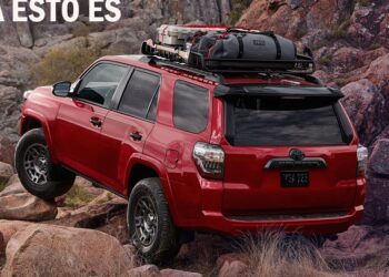 Descubre el revolucionario sistema de catálogo de repuestos en Avtopro.es que está cambiando las reglas del juego: SUV todoterreno rojo sobre rocas con portaequipajes y carga en el techo.
