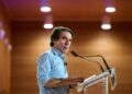 El impresionante patrimonio de José María Aznar: secretos y cifras 29 Hombre hablando en un atril en un auditorio iluminado, El impresionante patrimonio de un político: secretos y cifras