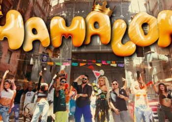 Grupo de personas bailando en una calle festiva con grandes letras amarillas en el fondo; Poncho de Nigris: Descubre cuántos hijos tiene y su historia familiar