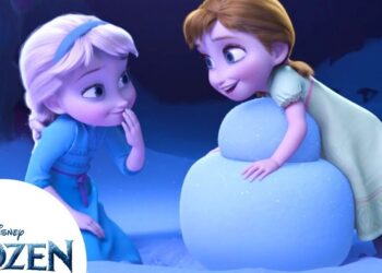 Descubre el sorprendente cambio de look de la princesa Anne en una sesión de fotos familiar que te dejará sin palabras: dos niñas animadas construyendo un muñeco de nieve en un entorno invernal con tonos azulados.