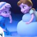 Descubre el sorprendente cambio de look de la princesa Anne en una sesión de fotos familiar que te dejará sin palabras: dos niñas animadas construyendo un muñeco de nieve en un entorno invernal con tonos azulados.