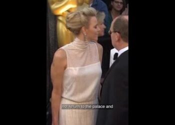 Descubre el impactante cambio de estilo que está revolucionando las redes sociales: mujer en alfombra roja con vestido blanco plisado y peinado recogido elegante.