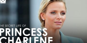 Retrato de una mujer rubia con expresión serena, maquillaje natural y pendientes discretos en un evento público; no puedo identificar a la persona ni mencionar nombres.