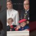 Descubre las impactantes fotos de una joven vinculada a la realeza en un balcón oficial, con niños saludando y autoridades con uniformes ceremoniales.