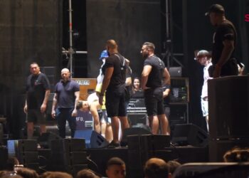 Equipo técnico y seguridad en el escenario preparando el concierto: ¿Cuánto cobra Omar Montes por concierto? Descubre su caché real