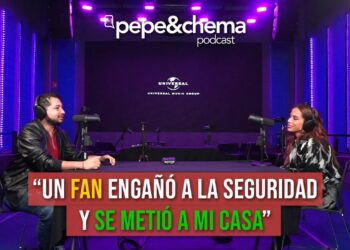Estudio de podcast con dos personas frente a micrófonos y luces púrpuras, Anitta: descubre de dónde es la estrella brasileña que arrasa