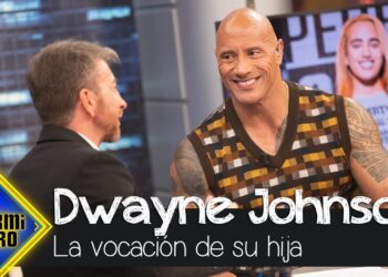 Entrevista televisiva con un hombre sonriente y ambiente familiar, mostrando amor, risas y momentos inolvidables