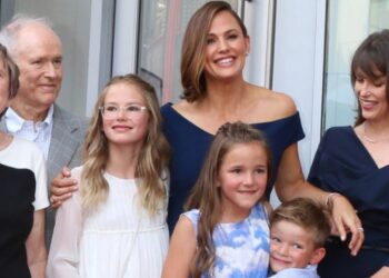 Mujer sonriente con varios niños y familiares posando en un evento; Los hijos de esta actriz famosa: descubre su vida y secretos familiares