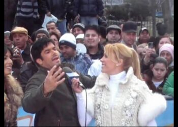 Artista en entrevista al aire libre con micrófono y público atento — Esposa de Jerry Rivera: la historia de amor del artista