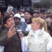 Esposa de Jerry Rivera: la historia de amor del artista 14 Artista en entrevista al aire libre con micrófono y público atento — Esposa de Jerry Rivera: la historia de amor del artista