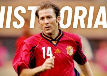 Jugador de fútbol con camiseta roja de la selección, número 14, corriendo bajo el texto HISTORIA.