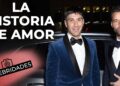 Dos hombres con esmóquines frente a un automóvil y un gran titular que dice LA HISTORIA DE AMOR, Las parejas de Ricky Martin: amores que marcaron su vida.