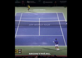 Imagen de un partido de tenis en Montreal sobre pista azul con dos jugadores y público — Descubre dónde vive Rafa Nadal: su hogar en Mallorca y más