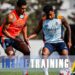 Dos futbolistas entrenan con petos y balón sobre césped, con el texto 'INSIDE TRAINING' superpuesto y la pregunta ¿Cuánto cobra Ødegaard? Descubre su salario en el Arsenal.