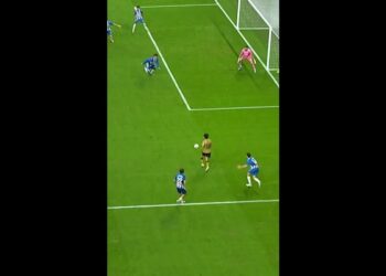 Sueldo de Mikel Oyarzabal: ¿Cuánto gana el capitán de la Real? Jugador en el área con el balón rodeado por defensas y un portero cerca de la portería.