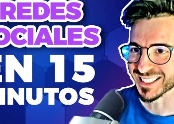Presentador sonriente con gafas y micrófono frente a fondo azul con texto 'Redes Sociales en 15 minutos'