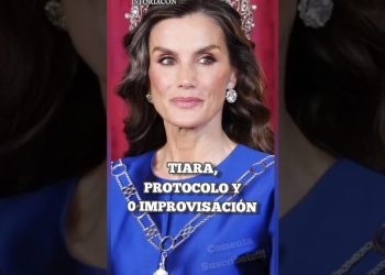 Mujer con tiara y vestido azul, cadenas ceremoniales y maquillaje impecable; Descubre cómo la princesa de Gales ha influido en el deslumbrante estilo de otra royal con su tiara ¡No podrás creerlo!
