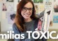Mujer sonriente con gafas sostiene varios libros frente a un fondo con fotos y el texto 'familias TOXICAS'.