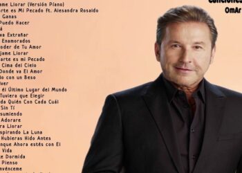 Hombre elegante con traje negro frente a un fondo claro acompañado de una lista de canciones, Cuántos hijos tiene Ricardo Montaner y qué los hace únicos