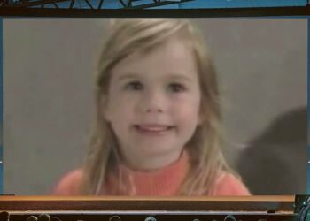 Niña rubia sonriente proyectada en una pantalla gigante dentro de una sala, Qué fue de MacGyver: la vida actual de Richard Dean Anderson