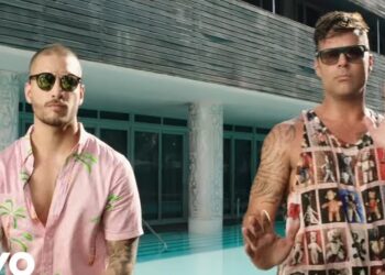 La familia de Ricky Martin: amor, hijos y momentos inolvidables en una escena veraniega junto a la piscina con dos hombres de estilo casual y gafas de sol.