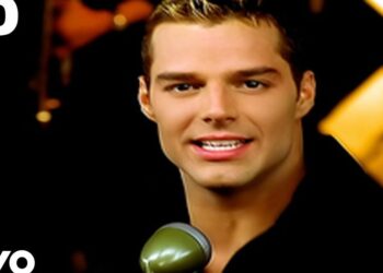 Retrato de un cantante frente a un micrófono en un videoclip en estudio