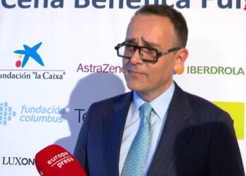 Hombre con traje, corbata y gafas atendiendo a varios micrófonos en un photocall, La familia de Risto Mejide: secretos y momentos entrañables