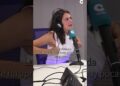 Mujer en estudio de radio con auriculares y micrófono COPE gesticulando mientras habla