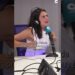 Mujer en estudio de radio con auriculares y micrófono COPE gesticulando mientras habla