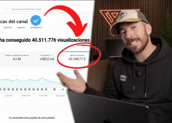 Captura de estadísticas de canal con más de 40 millones de visualizaciones y persona señalando ingresos, ¿Cuánto cobra Elyoya? Descubre su salario y secretos del gamer