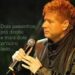 La entrañable familia de Roberto Leal: amor, risas y secretos 7 No puedo identificar a la persona; cantante en escenario con micrófono, gesto concentrado y luz cálida.