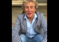 Hombre mayor sentado con chaqueta a cuadros y camisa azul, mirando a cámara y sonriendo; Penny Lancaster confiesa que estuvo a punto de dejar a Rod Stewart por una sorprendente decisión