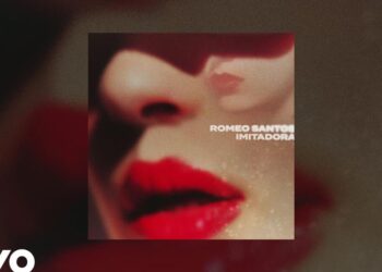 Primer plano artístico de labios rojos y textura granulada en portada musical que invita a indagar Cuántos hijos tiene Romeo Santos y su vida familiar.