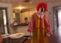 La casa Ronald McDonald: un refugio lleno de esperanza y amor, payaso disfrazado en una cocina familiar.