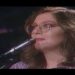 ¿Qué fue de Rosa León? Su legado musical y vida actual revelados 21 Cantante con gafas frente a un micrófono en escenario, ¿Qué fue de Rosa León? Su legado musical y vida actual revelados